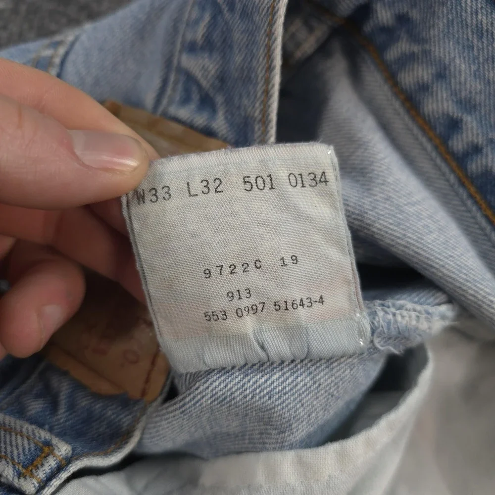 Vintage Levis Jeans Mens 32x32 Light Blue Denim 501 Button Fly Made USA 90s